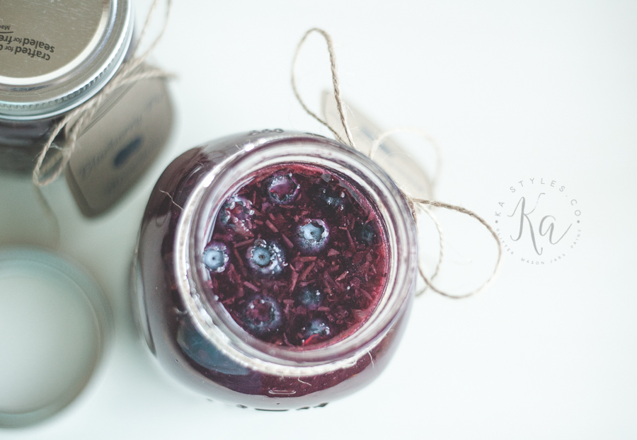 Blueberry Pie al a mode moonshine recipe with a free printable mason jar tag.
