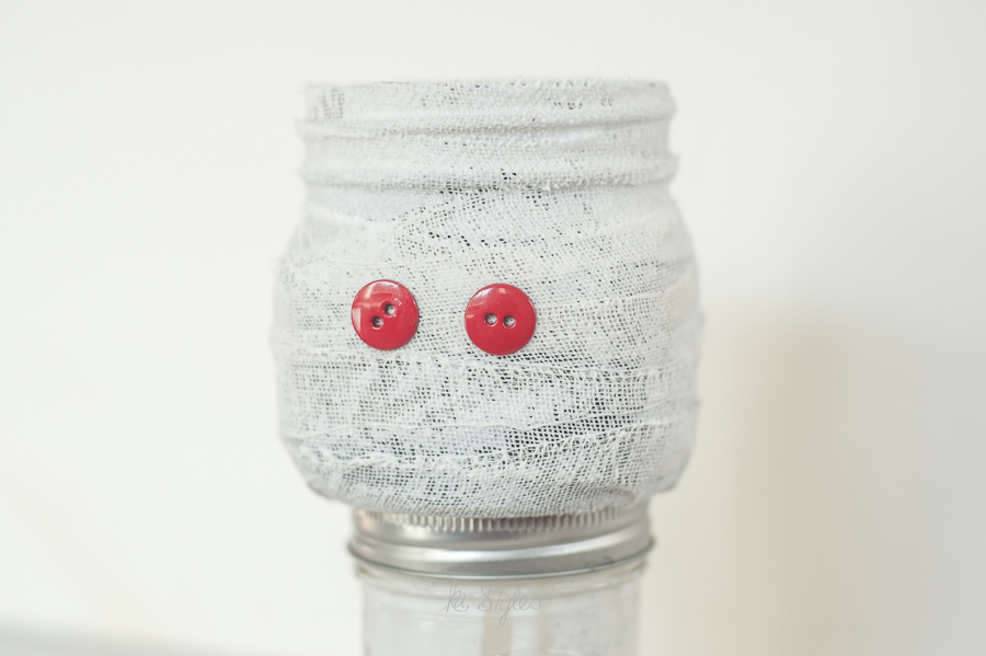 DIY Mummy mason jar for Halloween.