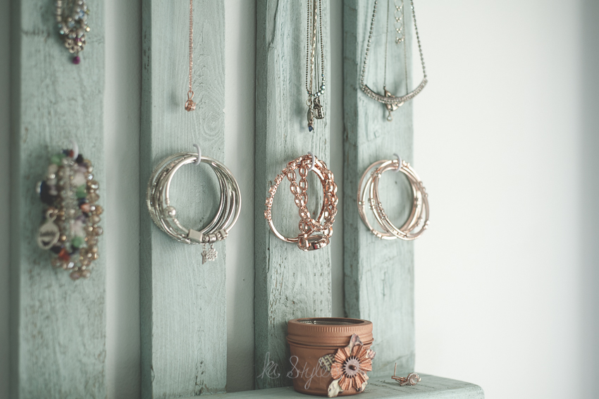 DIY Pallet jewelry wall rack.