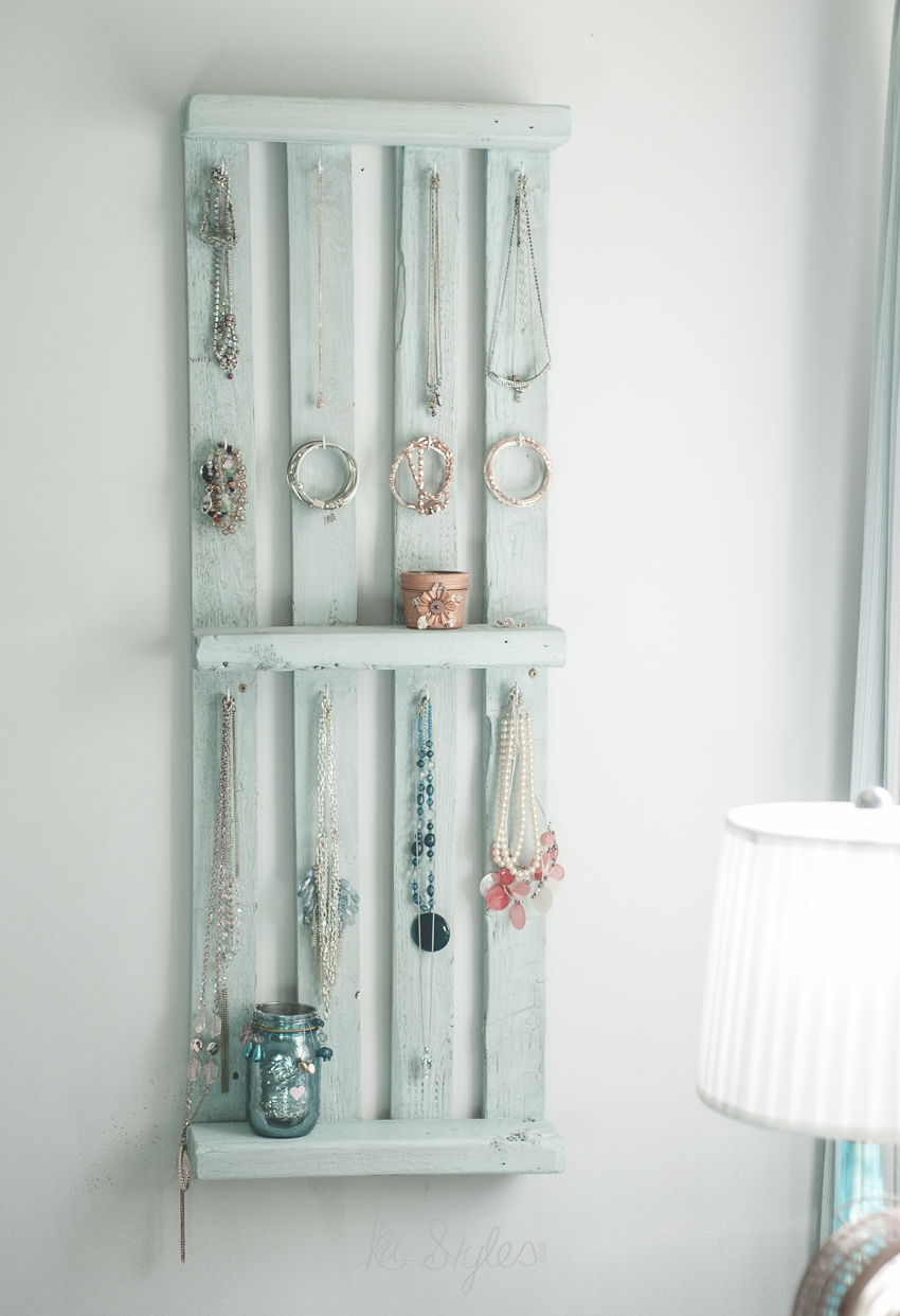 DIY Pallet jewelry wall rack.